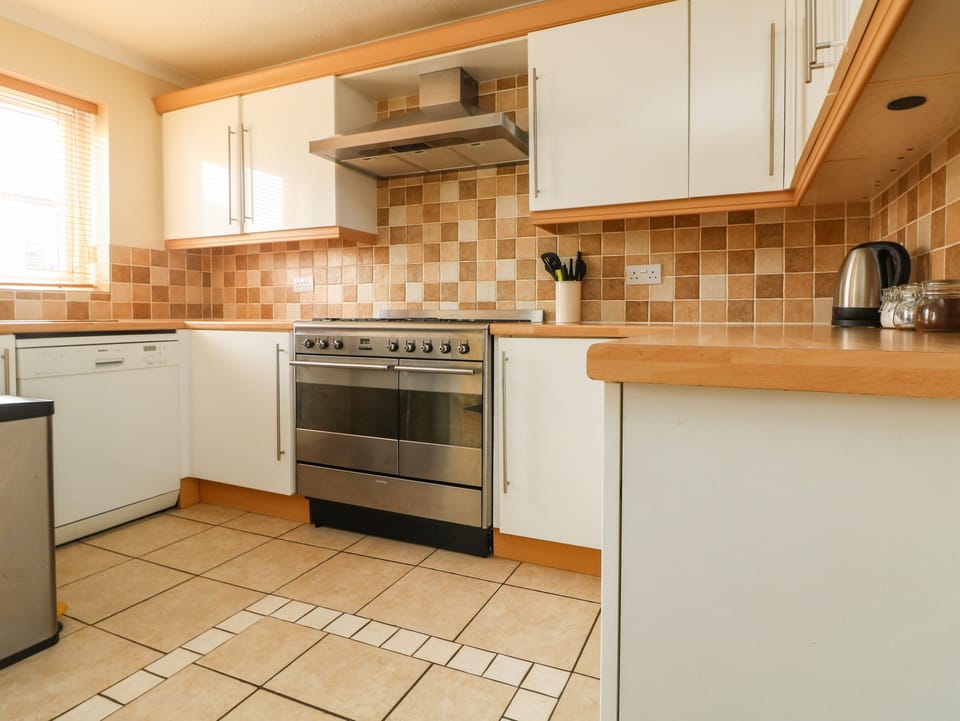 Cottage | Private kitchen | Microwave, stovetop, dishwasher, highchair