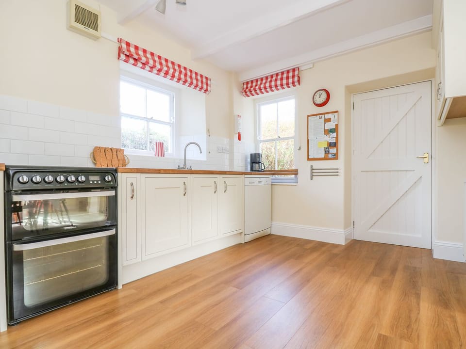 Cottage | Private kitchen | Fridge, microwave, stovetop, dishwasher