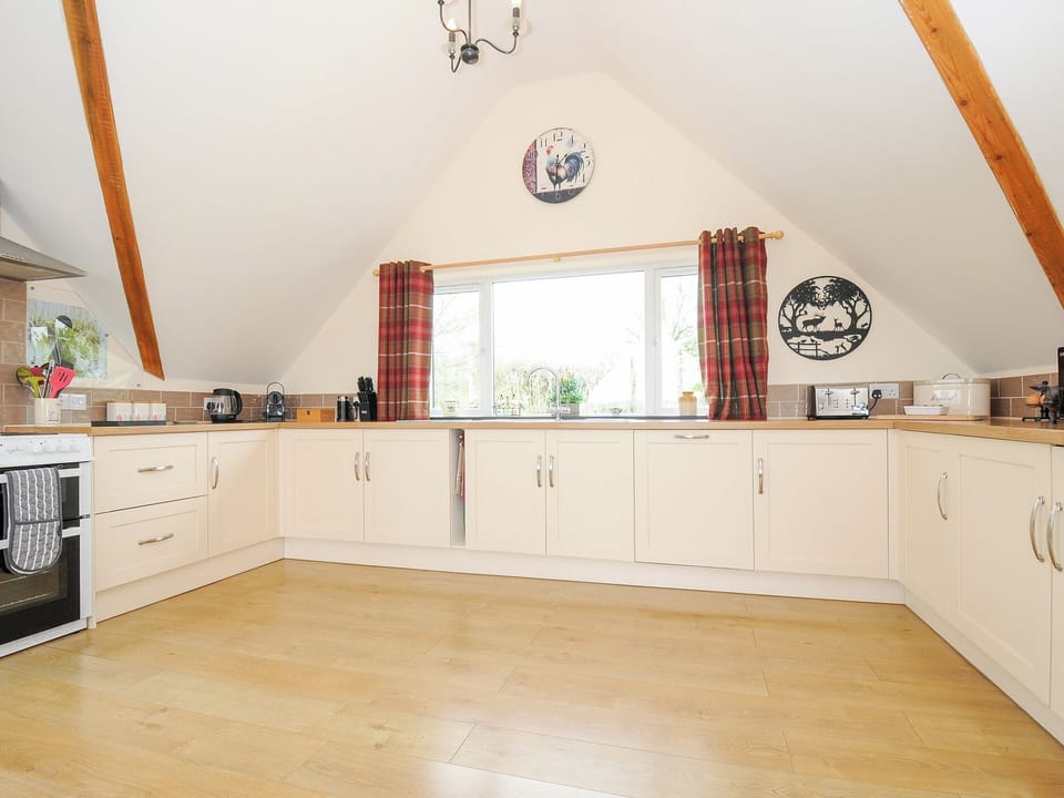 Cottage | Private kitchen | Microwave, stovetop, dishwasher, electric kettle