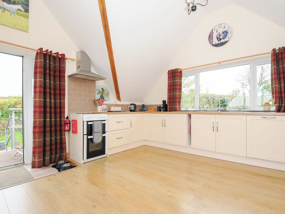 Cottage | Private kitchen | Microwave, stovetop, dishwasher, electric kettle
