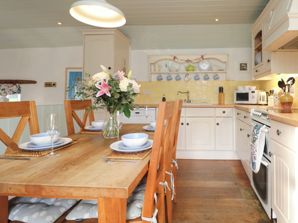 Cottage | Private kitchen | Dishwasher, electric kettle, highchair, cookware/dishes/utensils