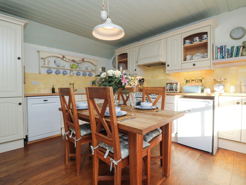 Cottage | Dining