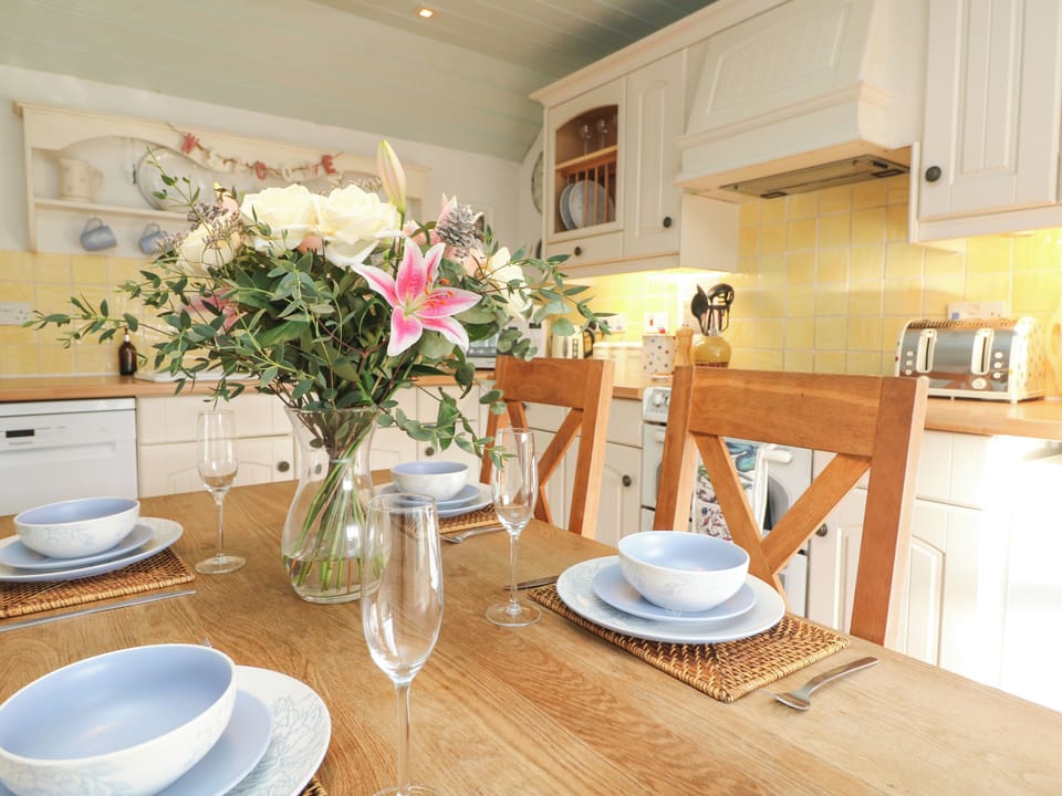 Cottage | Dining