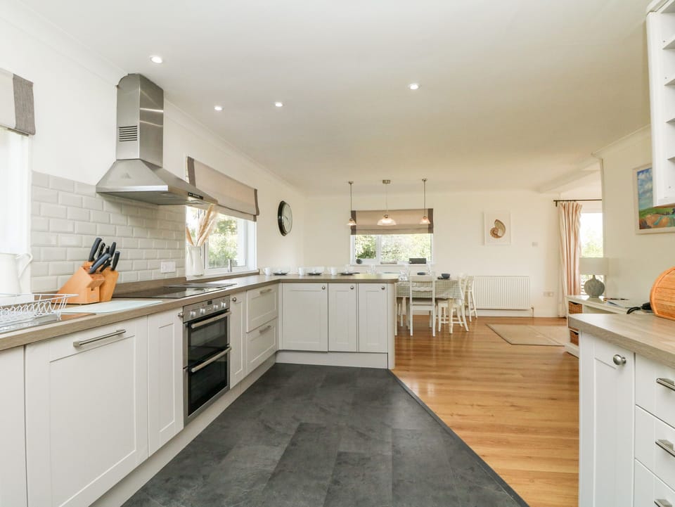 Cottage | Private kitchen | Stovetop, dishwasher, highchair, cookware/dishes/utensils
