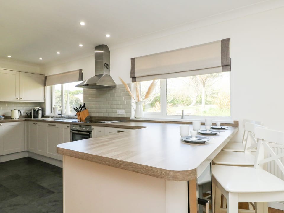 Cottage | Private kitchen | Stovetop, dishwasher, highchair, cookware/dishes/utensils