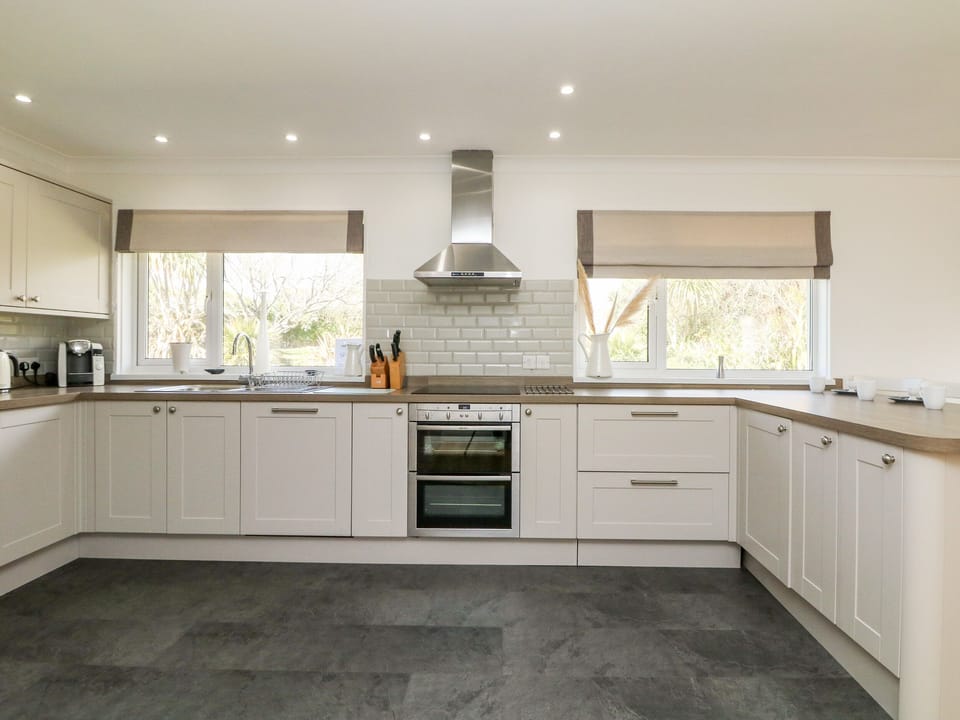Cottage | Private kitchen | Stovetop, dishwasher, highchair, cookware/dishes/utensils