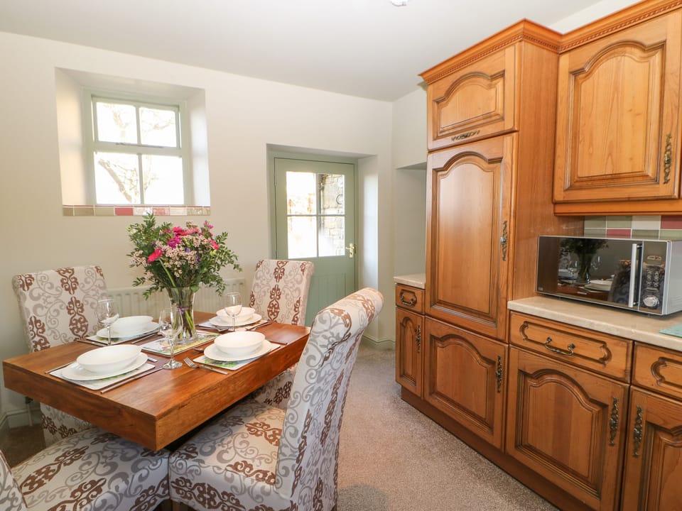 Cottage | Private kitchen | Microwave, stovetop, dishwasher, electric kettle