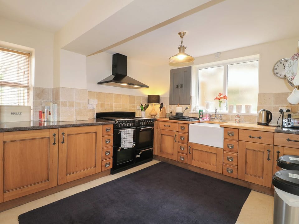 Cottage | Private kitchen | Fridge, microwave, stovetop, dishwasher