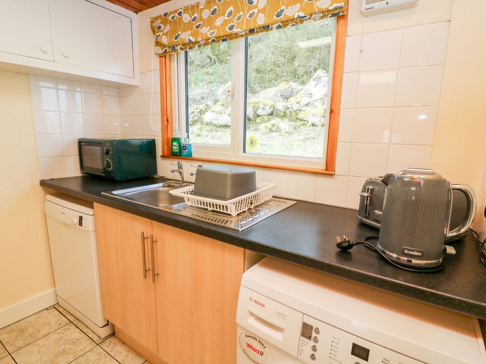 Cottage | Private kitchen | Stovetop, dishwasher, highchair, cookware/dishes/utensils