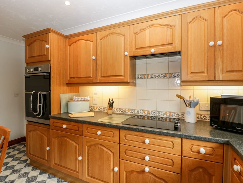 Cottage | Private kitchen | Fridge, stovetop, dishwasher, highchair