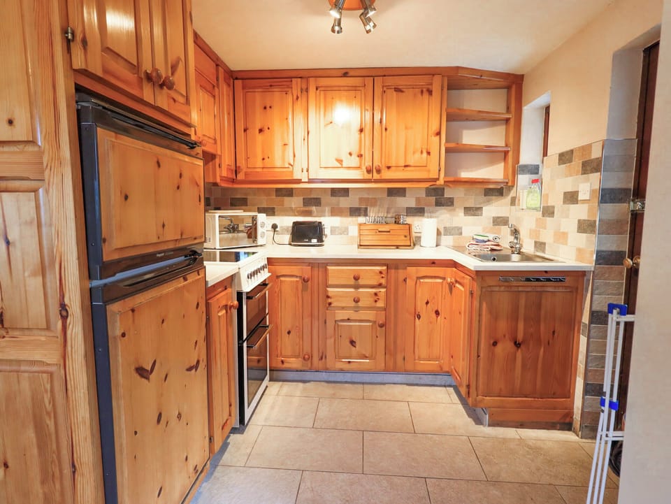 Cottage | Private kitchen | Dishwasher, cookware/dishes/utensils
