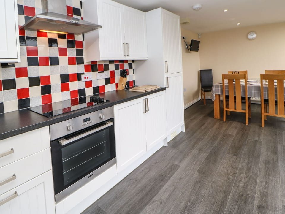 Cottage | Private kitchen | Fridge, dishwasher, highchair, cookware/dishes/utensils