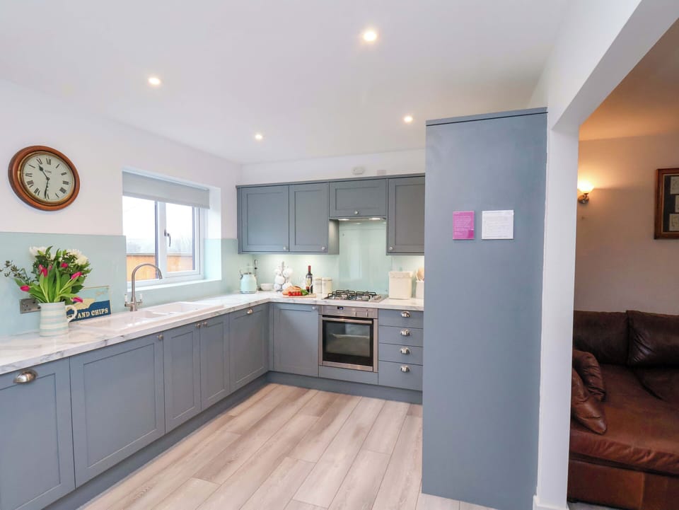 Cottage | Private kitchen | Fridge, dishwasher, highchair, cookware/dishes/utensils