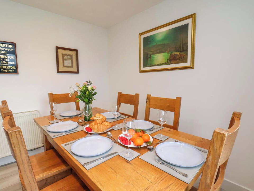 Cottage | Dining