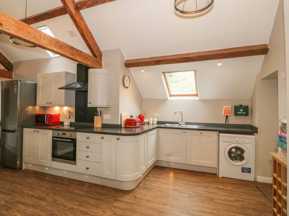 Cottage | Private kitchen | Dishwasher, cookware/dishes/utensils