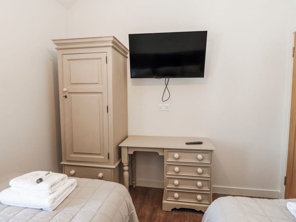 Cottage | 2 bedrooms, individually decorated, individually furnished