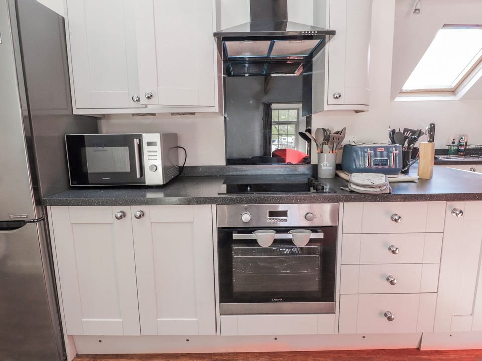 Cottage | Private kitchen | Dishwasher, cookware/dishes/utensils
