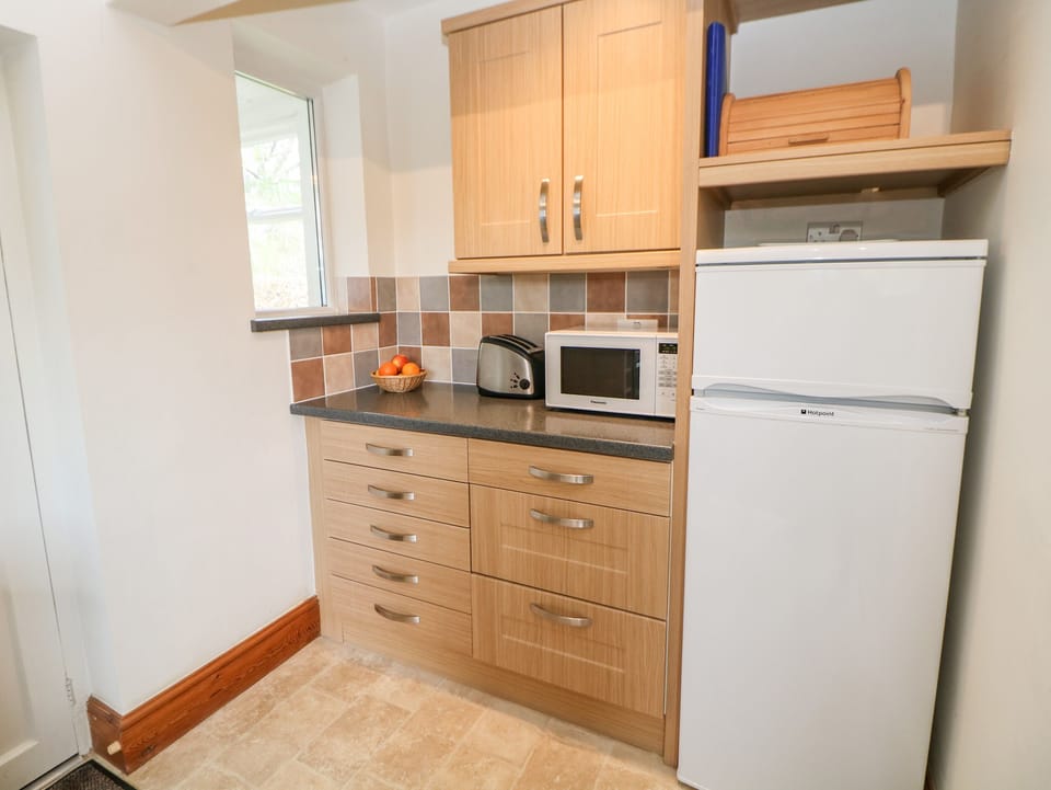 Cottage | Private kitchen | Dishwasher, highchair, cookware/dishes/utensils