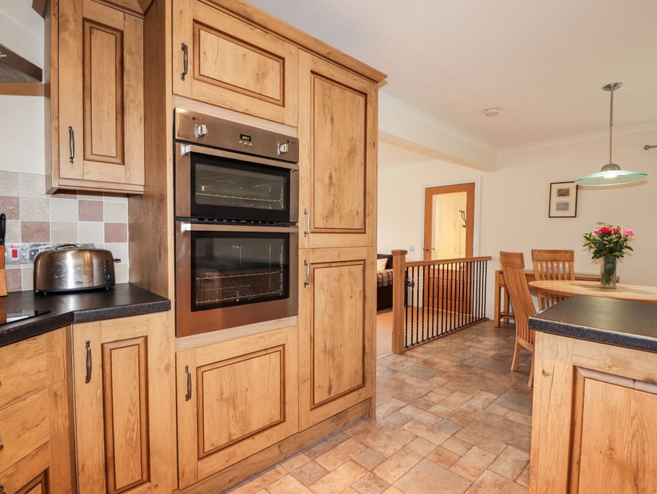 Cottage | Private kitchen | Stovetop, dishwasher, highchair, cookware/dishes/utensils