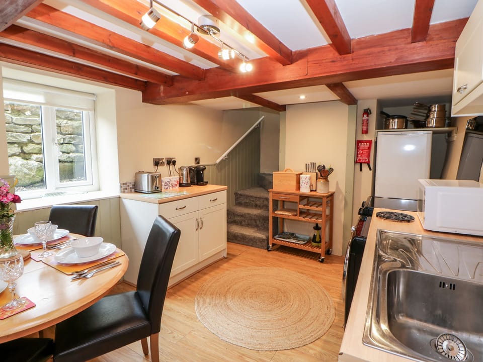 Cottage | Private kitchen | Stovetop, highchair, cookware/dishes/utensils