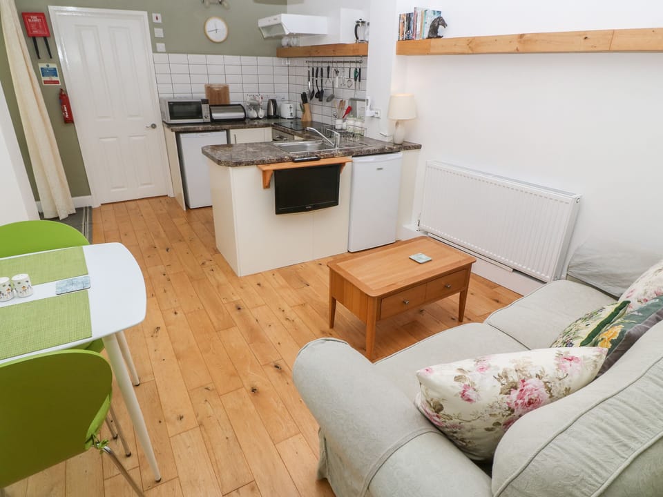 Cottage | Living area | TV
