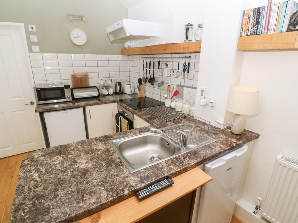 Cottage | Private kitchen | Fridge, microwave, stovetop, dishwasher