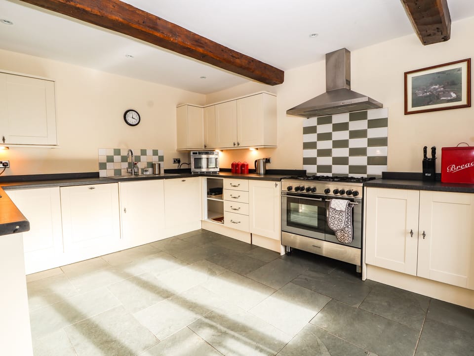 Cottage | Private kitchen | Dishwasher, cookware/dishes/utensils