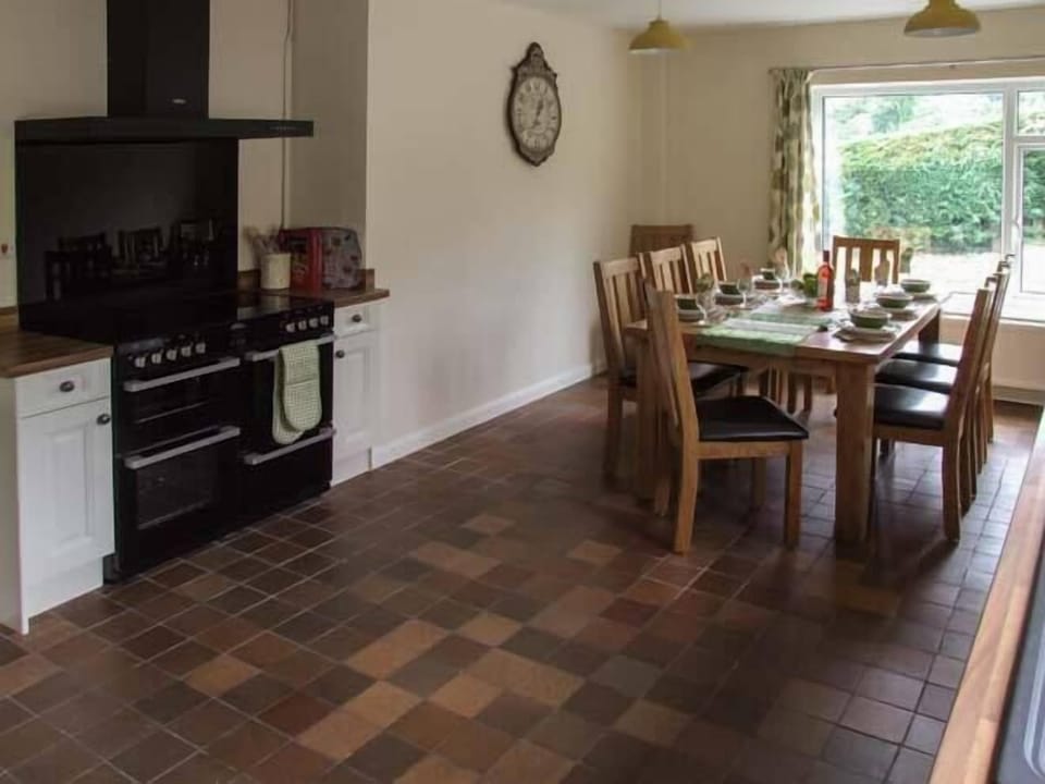 Cottage | Private kitchen | Fridge, microwave, stovetop, dishwasher