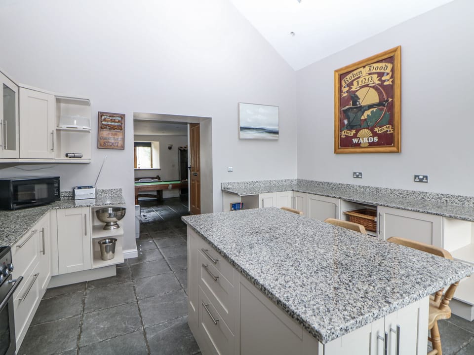 Cottage | Private kitchen | Fridge, microwave, stovetop, dishwasher