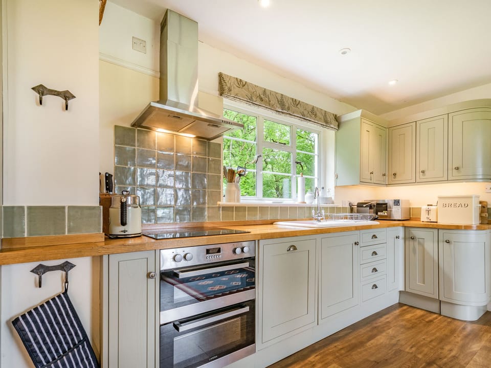 Cottage | Private kitchen | Fridge, microwave, stovetop, dishwasher