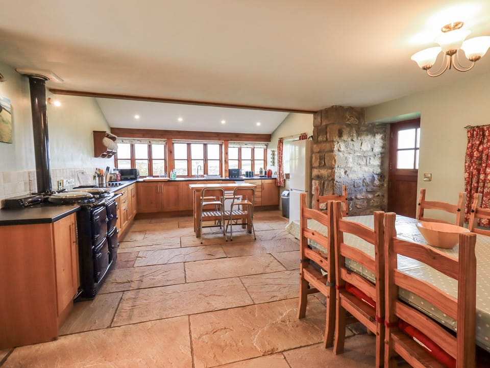 Cottage | Private kitchen | Dishwasher, cookware/dishes/utensils