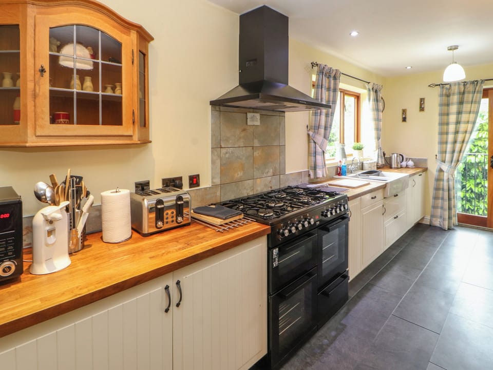 Cottage | Private kitchen | Stovetop, dishwasher, highchair, cookware/dishes/utensils