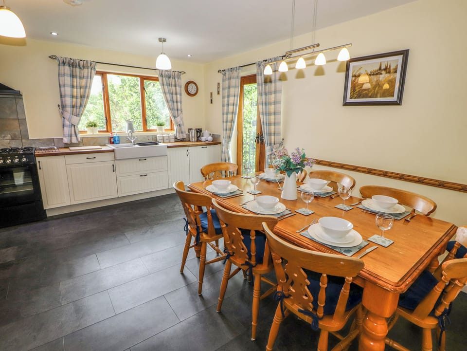 Cottage | Dining