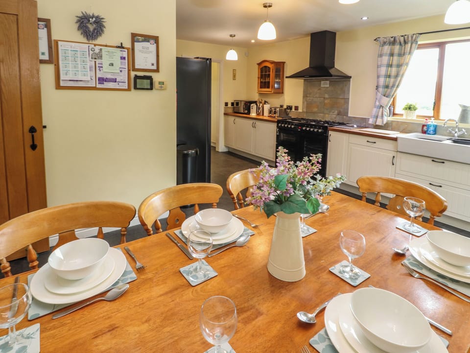 Cottage | Dining