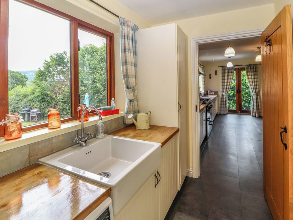 Cottage | Private kitchen | Stovetop, dishwasher, highchair, cookware/dishes/utensils