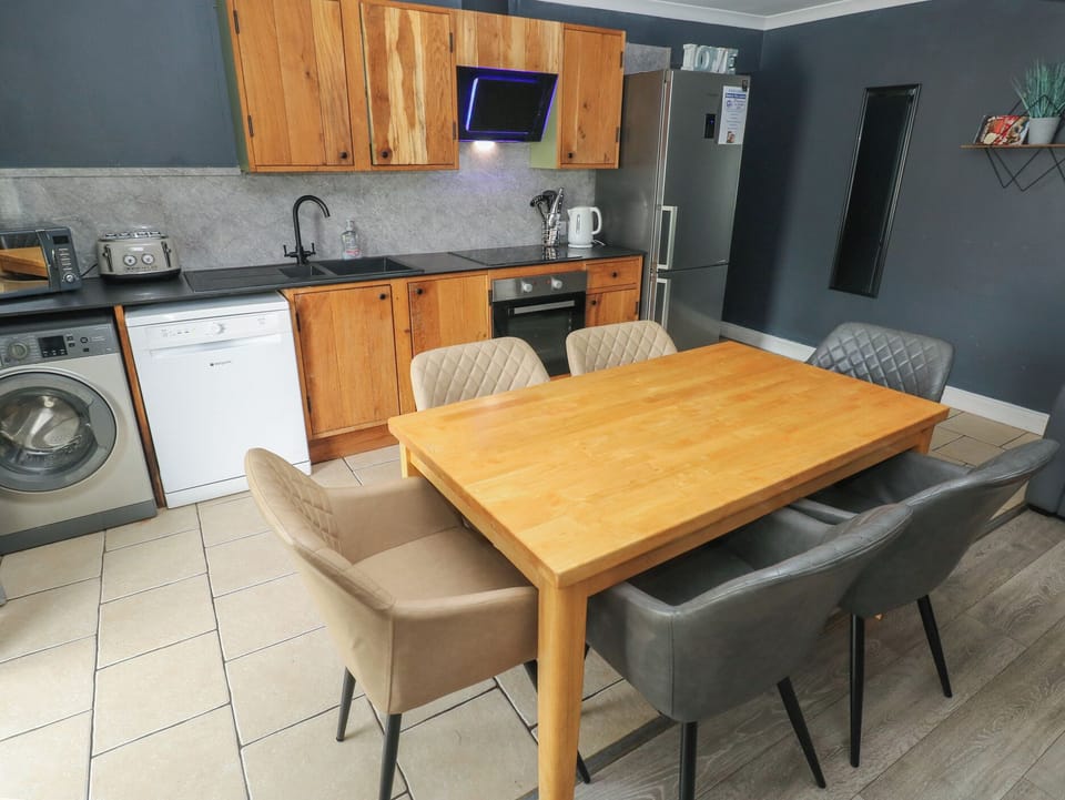 Cottage | Private kitchen | Stovetop, dishwasher, highchair, cookware/dishes/utensils