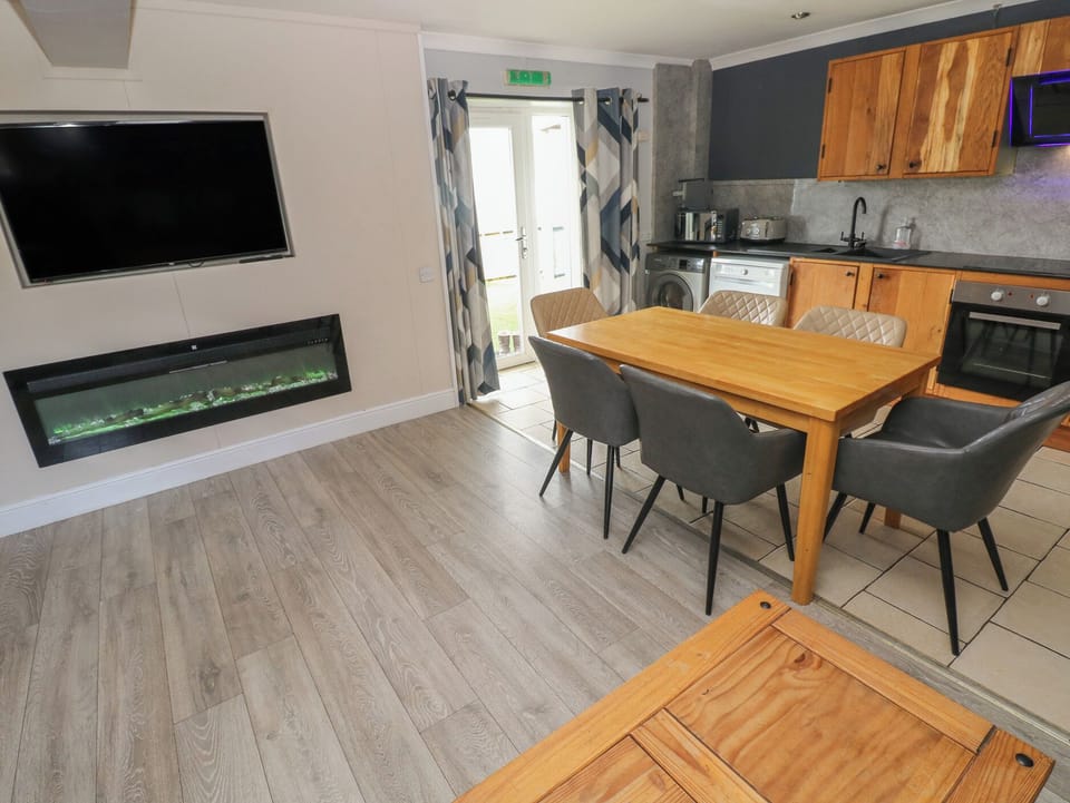 Cottage | Dining