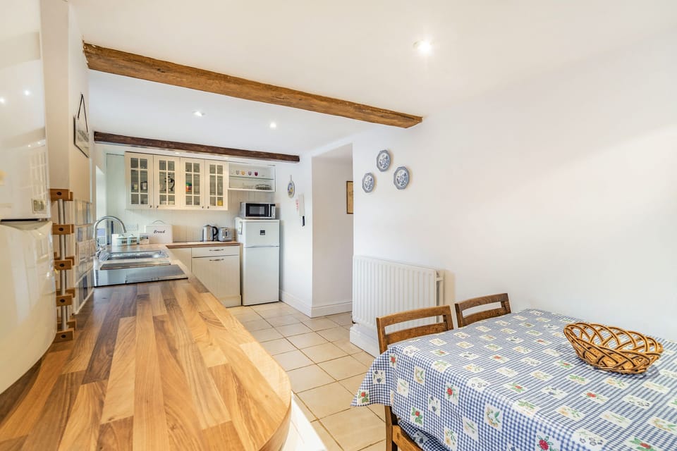 Cottage | Private kitchen | Dishwasher, cookware/dishes/utensils