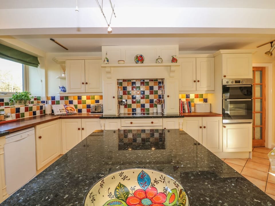 Cottage | Private kitchen | Stovetop, dishwasher, highchair, cookware/dishes/utensils