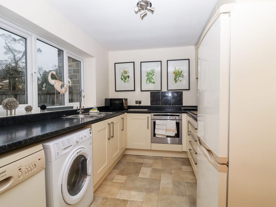 Cottage | Private kitchen | Stovetop, dishwasher, cookware/dishes/utensils