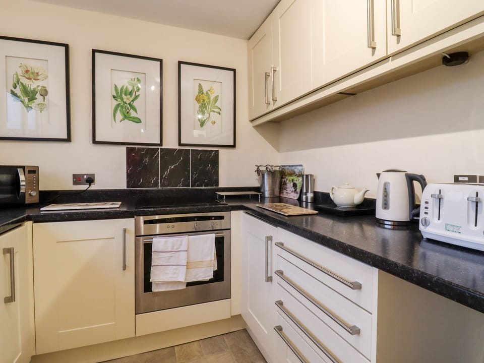 Cottage | Private kitchen | Stovetop, dishwasher, cookware/dishes/utensils