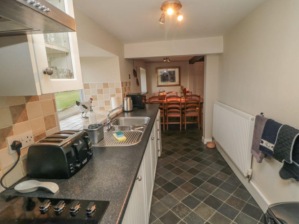 Cottage | Private kitchen | Fridge, microwave, stovetop, dishwasher