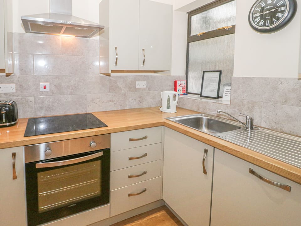 Cottage | Private kitchen | Dishwasher, highchair, cookware/dishes/utensils