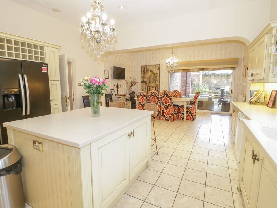 Cottage | Private kitchen | Dishwasher, highchair, cookware/dishes/utensils