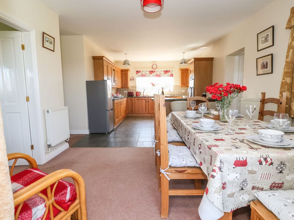 Cottage | Dining