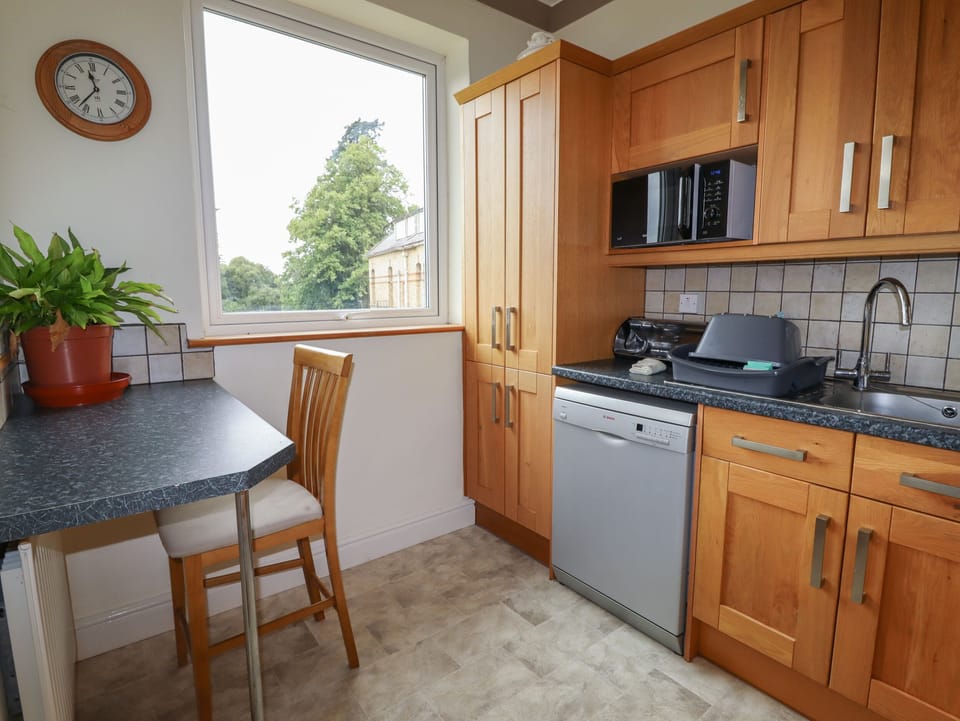 Cottage | Private kitchen | Fridge, microwave, stovetop, dishwasher