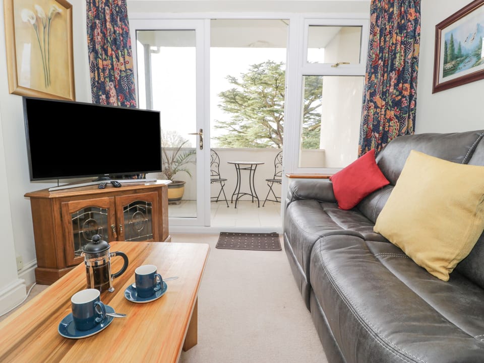 Cottage | Living area | TV