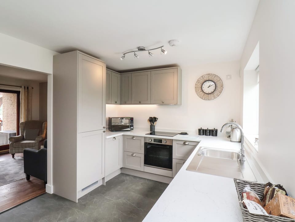 Cottage | Private kitchen | Fridge, microwave, stovetop, dishwasher