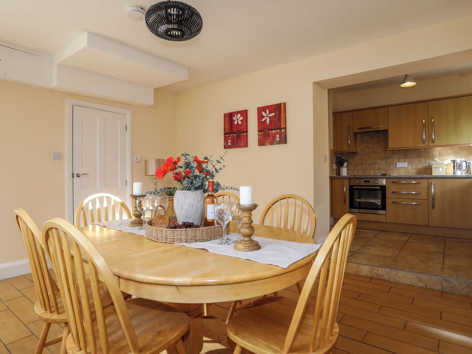Cottage | Dining