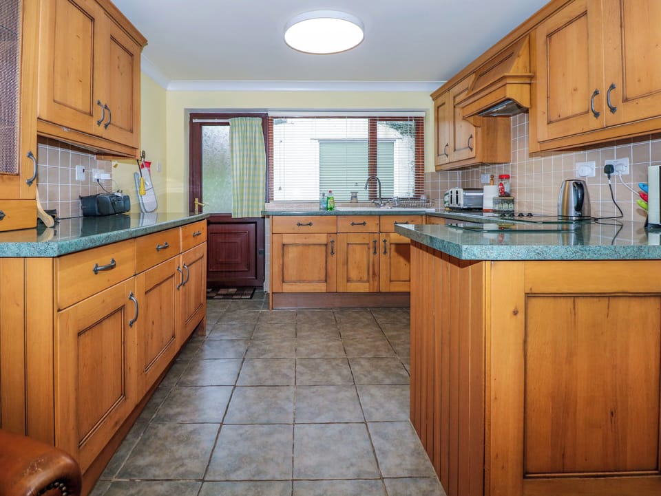 Cottage | Private kitchen | Stovetop, dishwasher, highchair, cookware/dishes/utensils